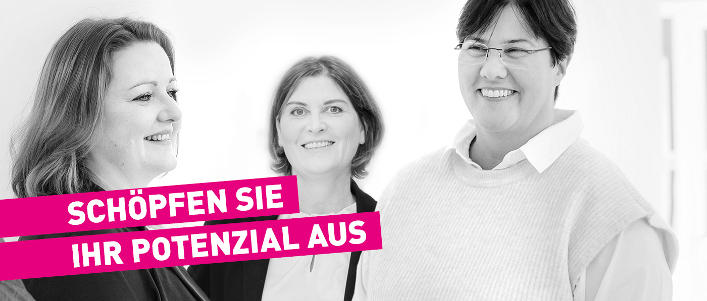 schwarz weiss Bild vom Team, das gemeinsam auf den Laptop blickt. Darauf steht in pinken Balken die Überschrift Schöpfen Sie Ihr Potenzial mit uns aus.
