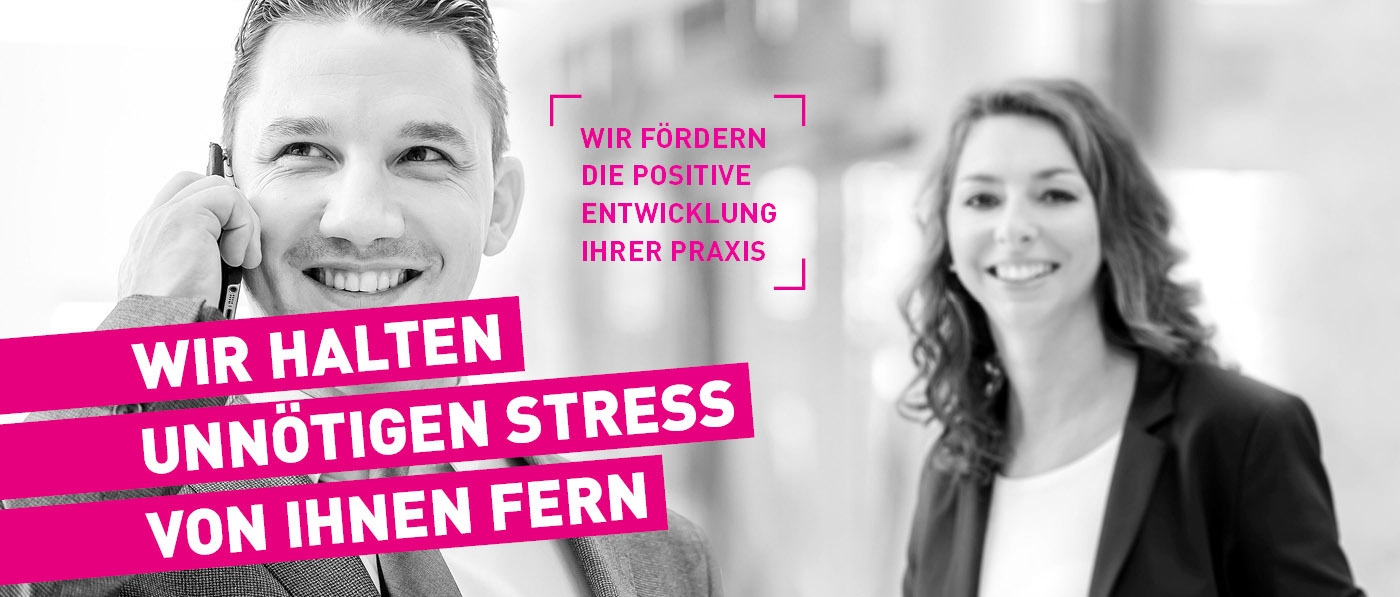 schwarz weiss Bild von einer Frau, die mit dem Handy telefoniert. Darauf steht in pinken Balken die Überschrift Wir halten unnötigen Stress von Ihnen fern.