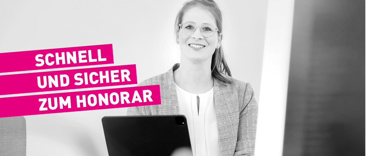 schwarz weiss Bild vom Team, das gemeinsam auf ein Tablet blickt. Darauf steht in pinken Balken die Überschrift Schnell und Sicher zum Honorar.