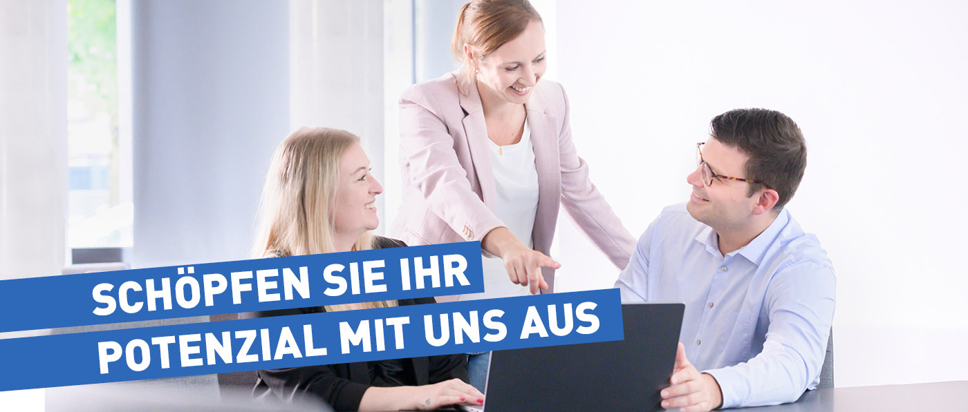 Eine Gruppe von Mitarbeitern blickt gemeinsam auf einen Bildschirm. Headline: Schöpfen Sie Ihre Potenziale mit uns aus.