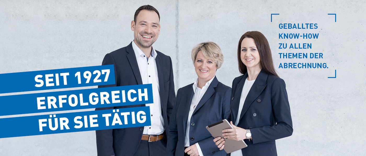 Ein Mann und zwei Frauen in Hosenanzügen stehen zusammen mit Blick in die Kamera. Überschrift: Seit 1927 erfolgreich für Sie tätig.